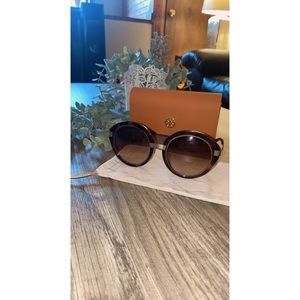 Tory Burch Sunnies🤎